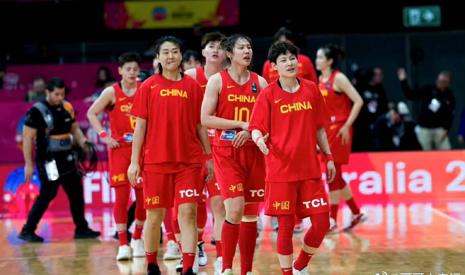 女子足球团队：在赛场上彰显团结与拼搏，振奋人心