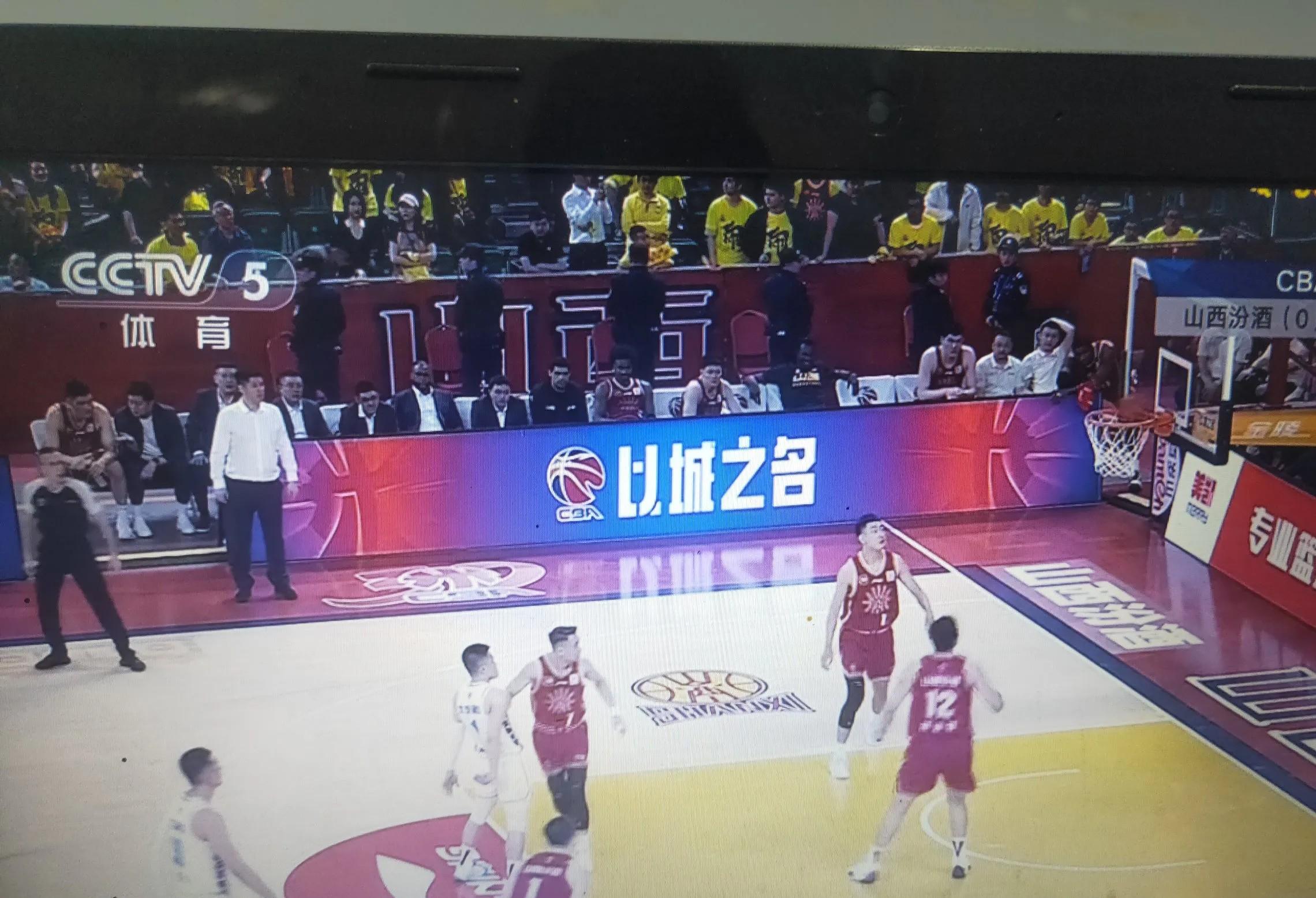 锦标赛激战拼杀，球队争夺晋级机会，引发热议
