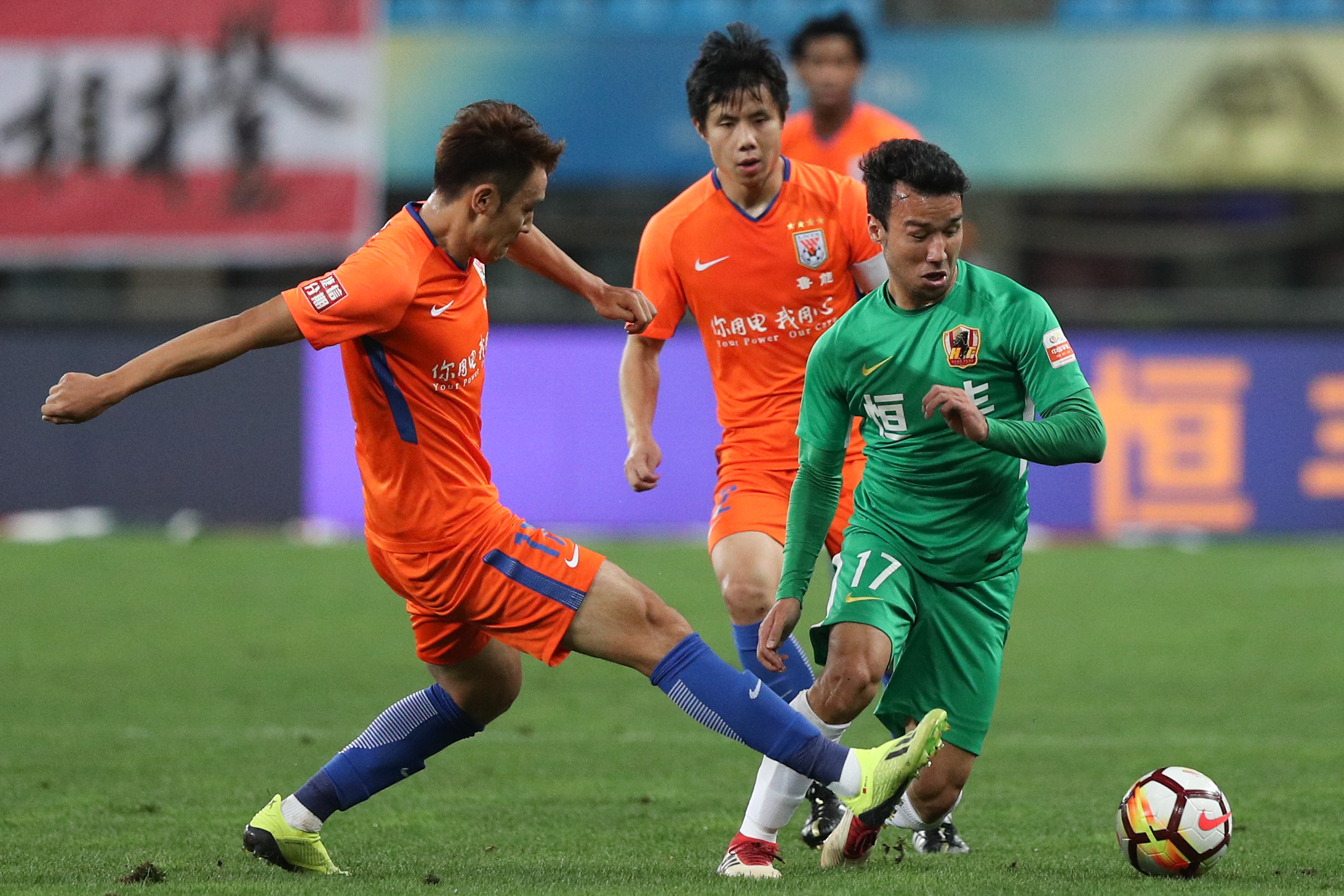 圣保罗战胜贵州恒丰，积分稳步上升，掌声雷动