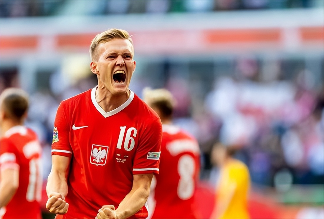 足球运动员锋芒毕露，国际赛场上独具风采展现，气势如虹