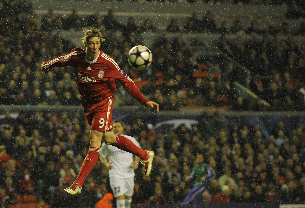 足球运动员锋芒毕露，国际赛场上独具风采展现，气势如虹