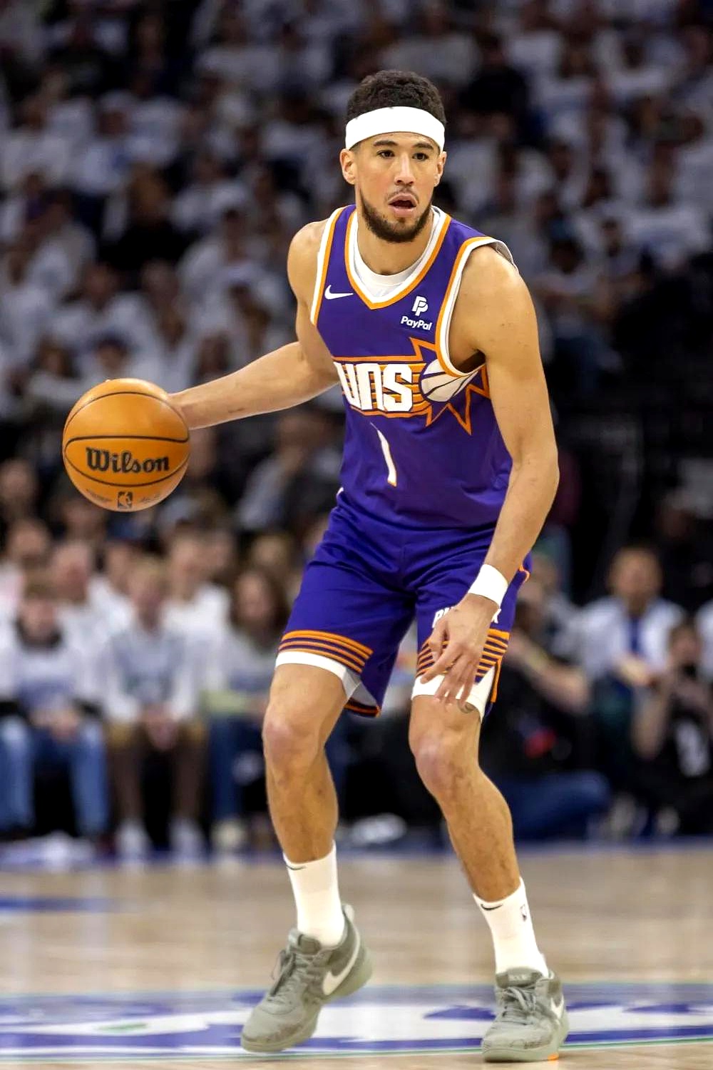 比尔成为雄鹿队历史上最年轻首发球员，势不可挡