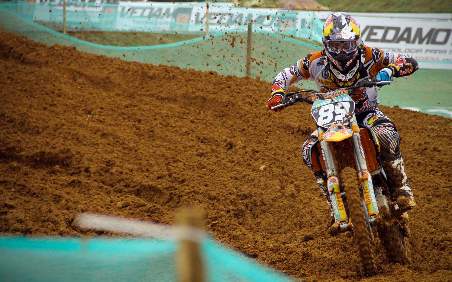 欧冠绿茵VS电竞战场,当姆巴佩破门时,莫兰特在游戏里完成了五次绝杀