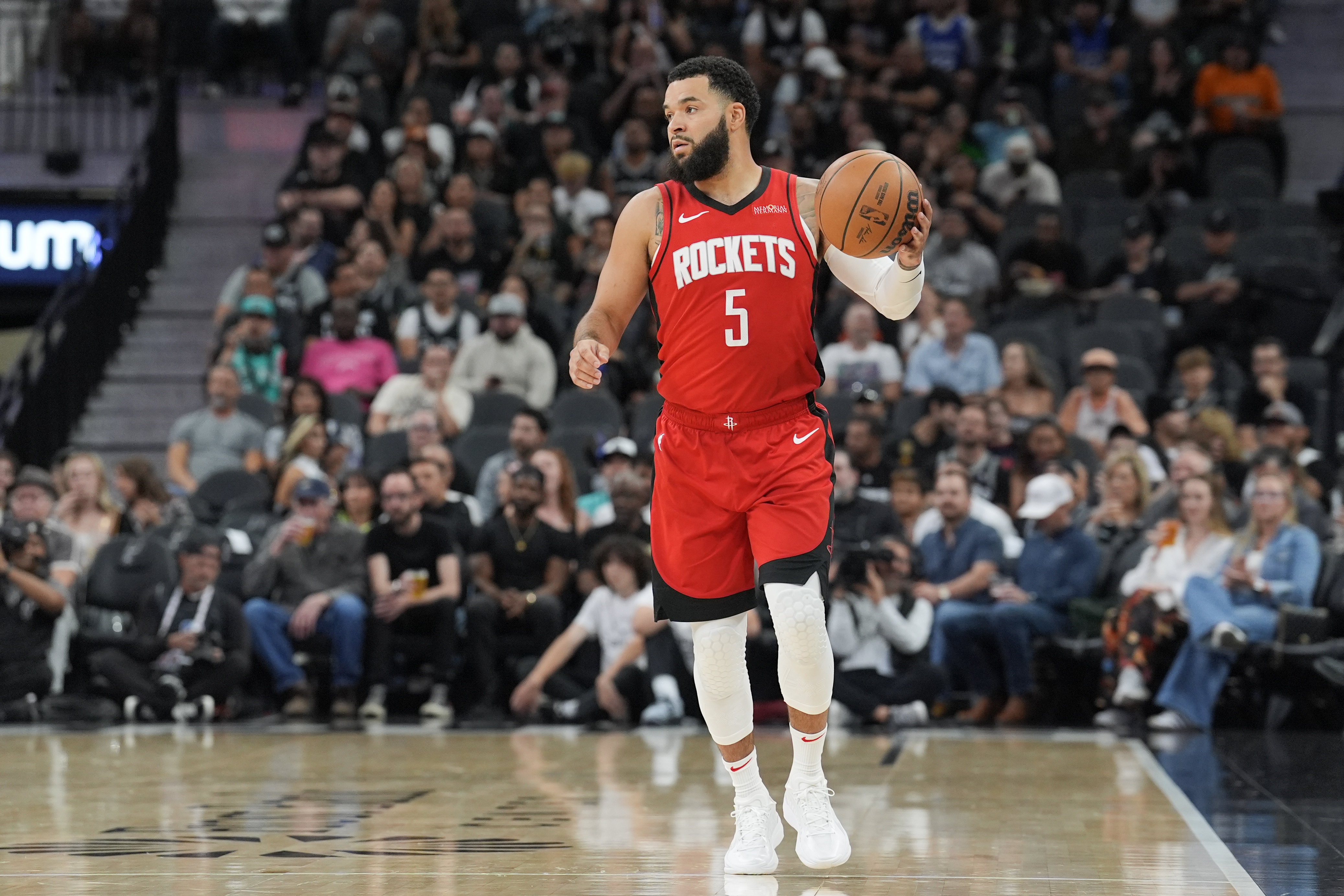 凯尔特人鏖战火箭，范弗利特带队取胜