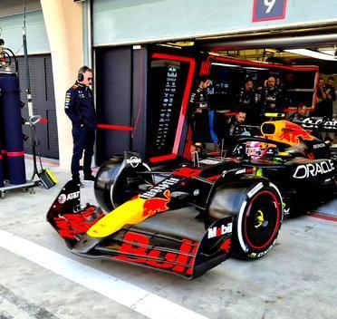 红牛二队碾压梅赛德斯，塞恩斯点燃赛场